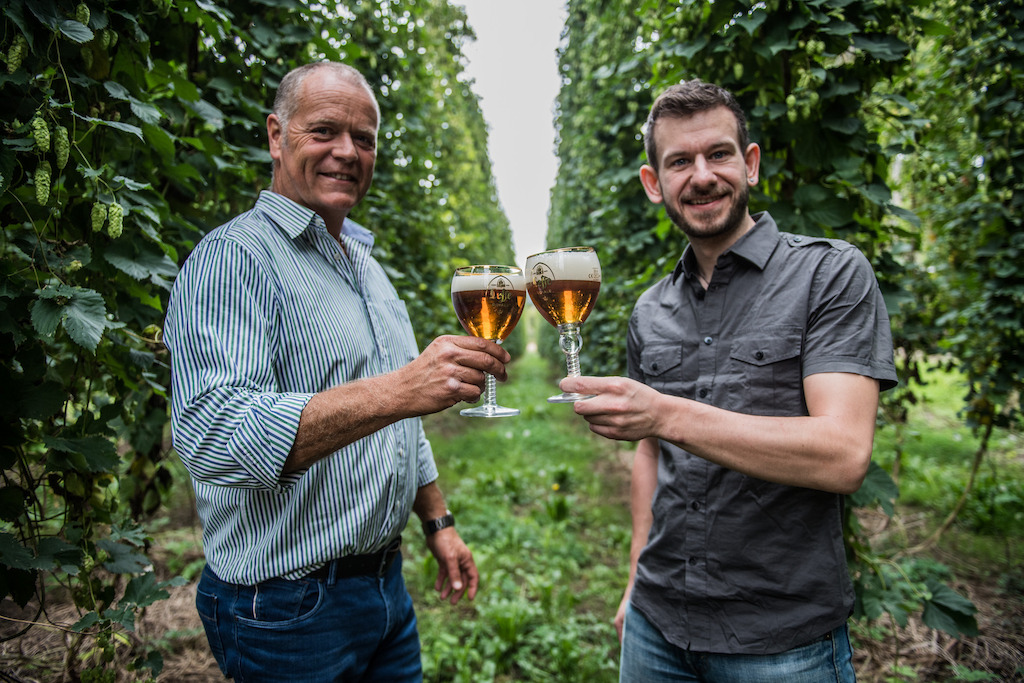 Hop farmer Tim Lord (l) and Leffe brewmaster Michael Dresel (r) raise the glass on Leffe Royale Ella