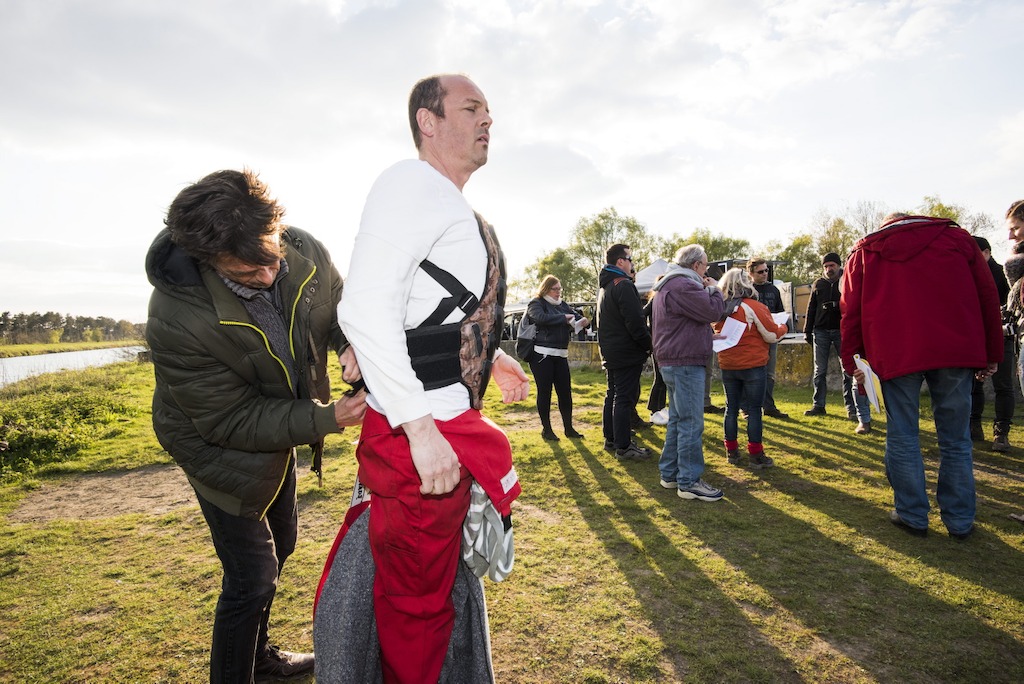 Bart krijgt extra bescherming onder de kledij om schoppen op te vangen (c) Alex Vanhee/VRT