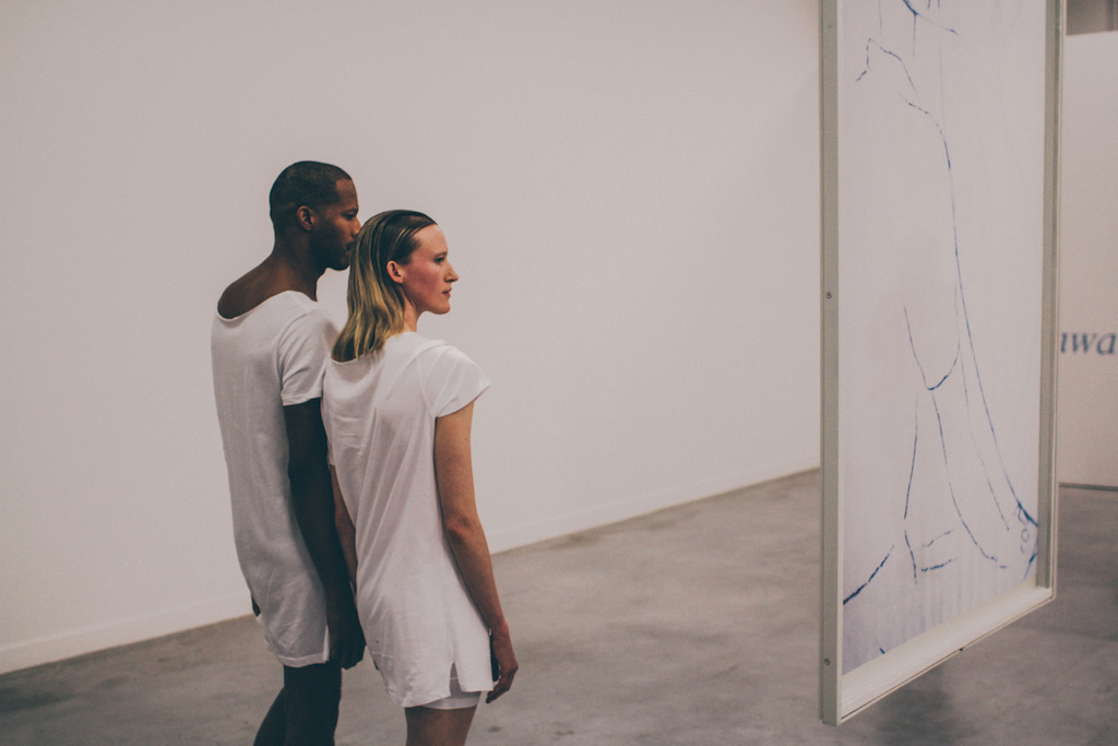 Jimmy Robert, A clean line that starts from the shoulder.<br/>Performance de Jimmy Robert avec Gala Moody au M - Museum Leuven, 19 novembre 2015<br/>Photo (c) Joeri Thiry