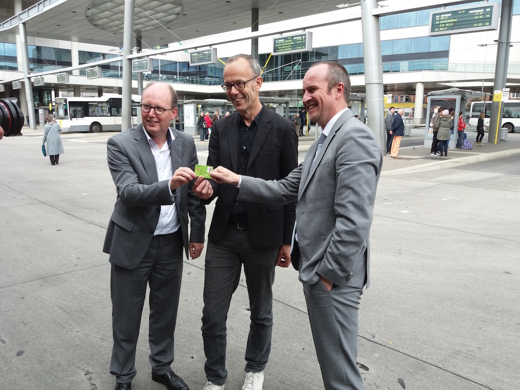 Dirk Busschaert (directeur De Lijn Oost-Vlaanderen, links) en Bart De Groote (alg. directeur Marketing & Sales NMBS, rechts) overhandigen de eerste City Pass Gent aan Filip Watteeuw (Gents schepen van Mobiliteit, midden)