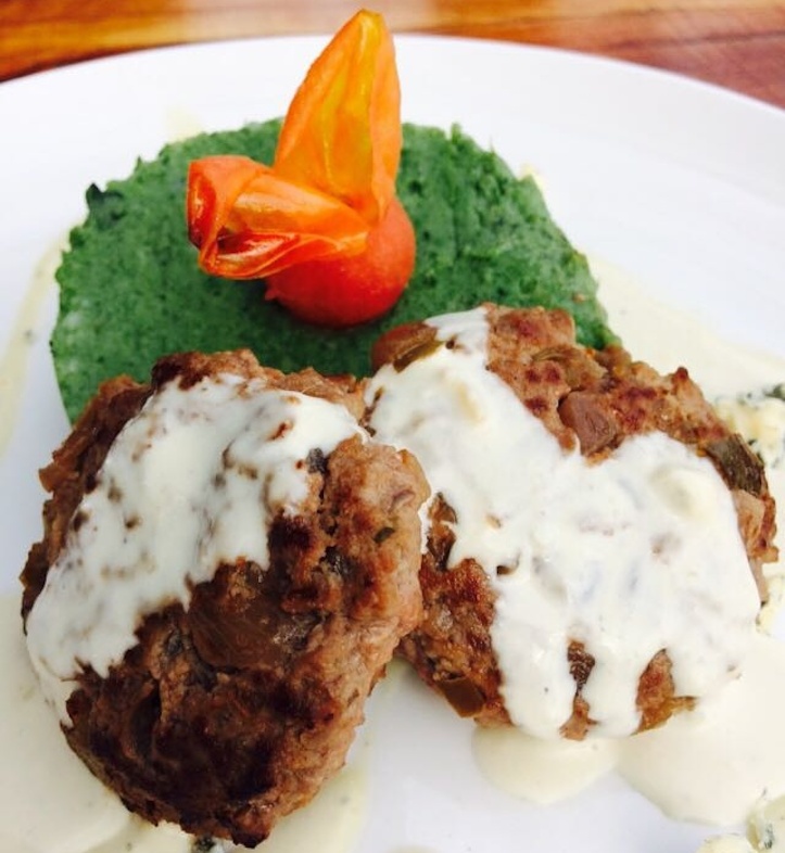 Fricandelas con rockefot con puré de papas y espinacas
