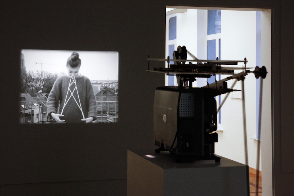 Tentoonstelling Twisted Strings. Detail van de video van Katrien Vermeire.<br/>Foto (c) 2016 KK / www.document-architecture.com
