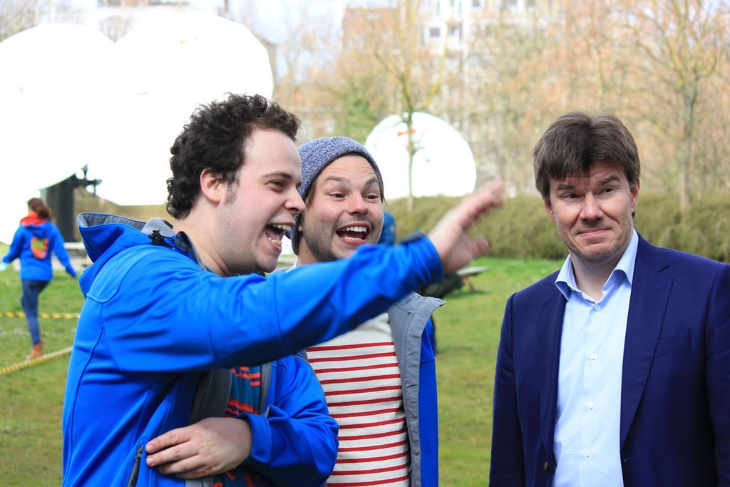 Minister Sven Gatz met de wrappers Sander en Leonard op de Buitenspeeldag van Ketnet - (c) VRT