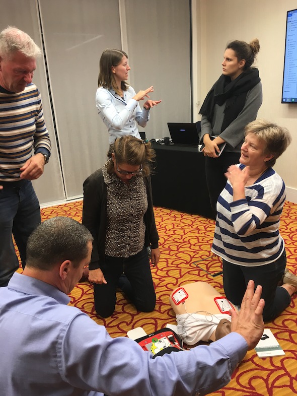 Leren werken met een AED zonder scherm.
