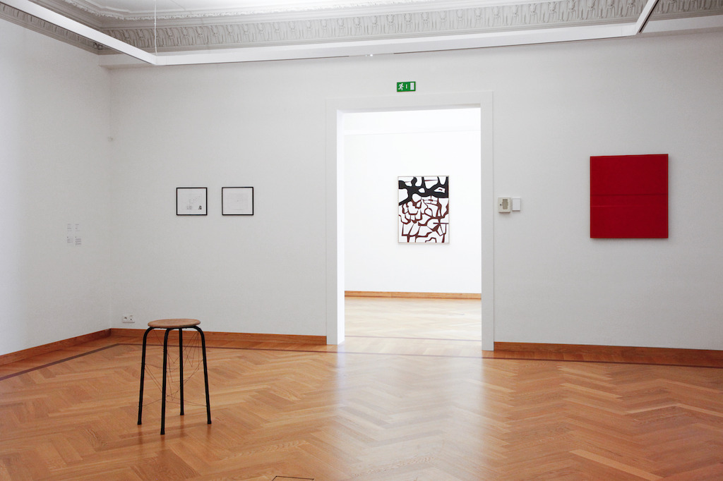 Tentoonstelling Twisted Strings. Zicht op de werken van Philippe Van Snick (links), Jo Delahaut (midden), Amédée Cortier (rechts). <br/>Foto (c) 2016 KK / www.document-architecture.com