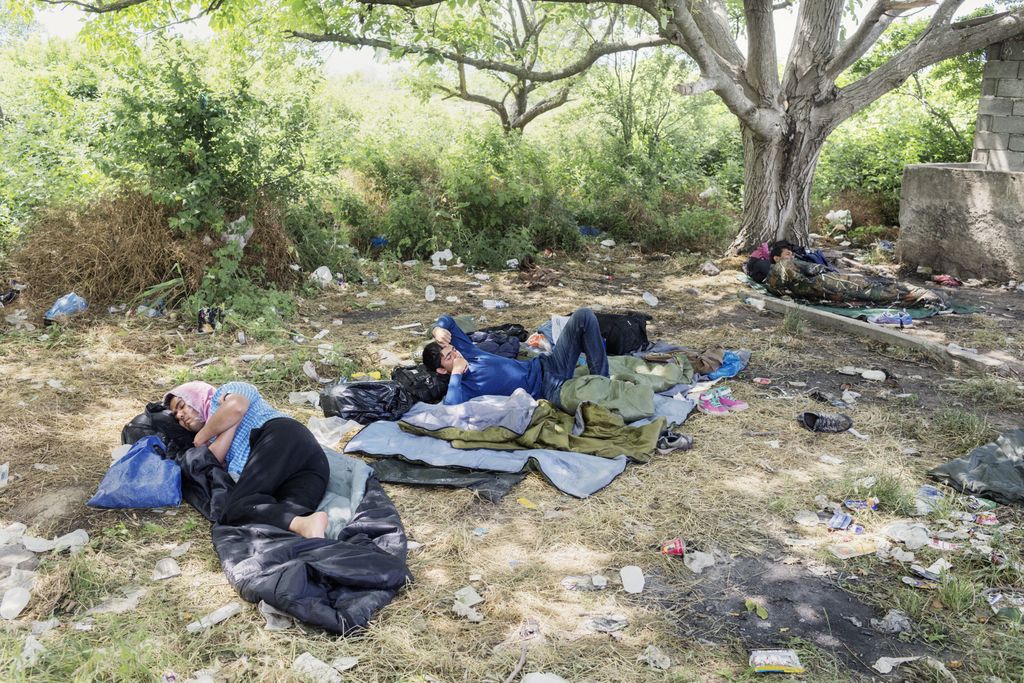 Idomeni. Grèce. Trois Afghans à la frontière entre la Grèce et la Macédoine.