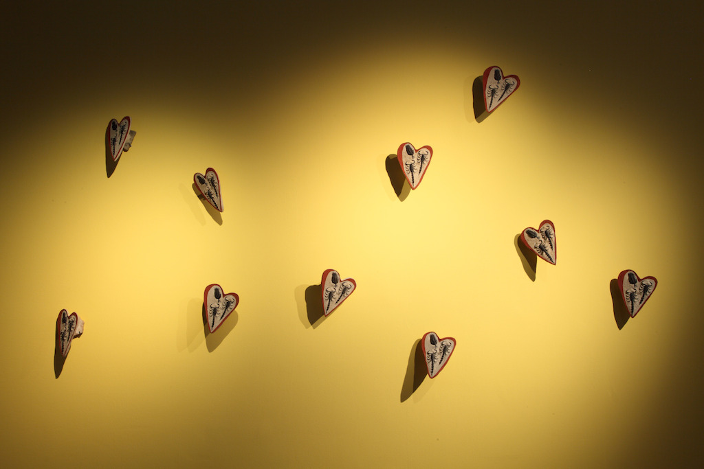 Lying Stone Hearts (Fake fossil series, two scorpions an trilobite), 2015 © Yto Barrada. Courtesy Sfeir-Semler Gallery, Hamburg/Beirut; Pace Gallery, Londen; Galerie Polaris, Parijs<br/>Photo (c) Dirk Pauwels