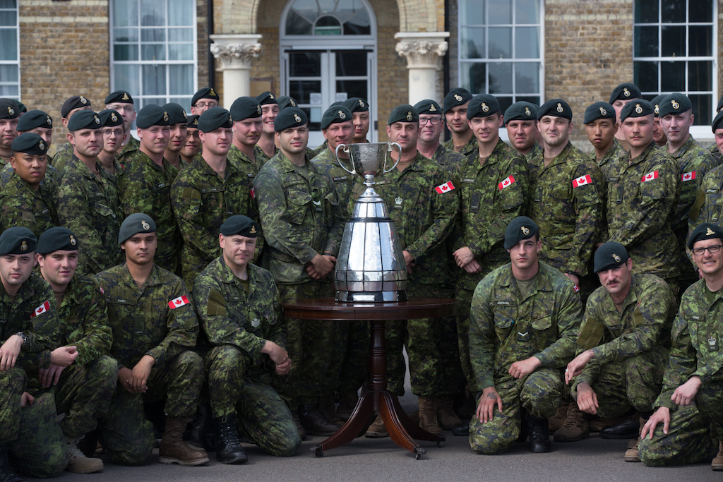 Le 2e Bataillon, Princess Patricia’s Canadian Light Infantry, en compagnie de la Coupe Grey. Crédit photo : Jim Ross / LCF.