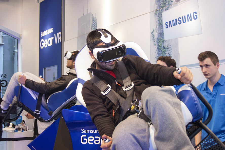 Samsung opent futuristische VR-wereld in Amsterdamse Kalverstraat