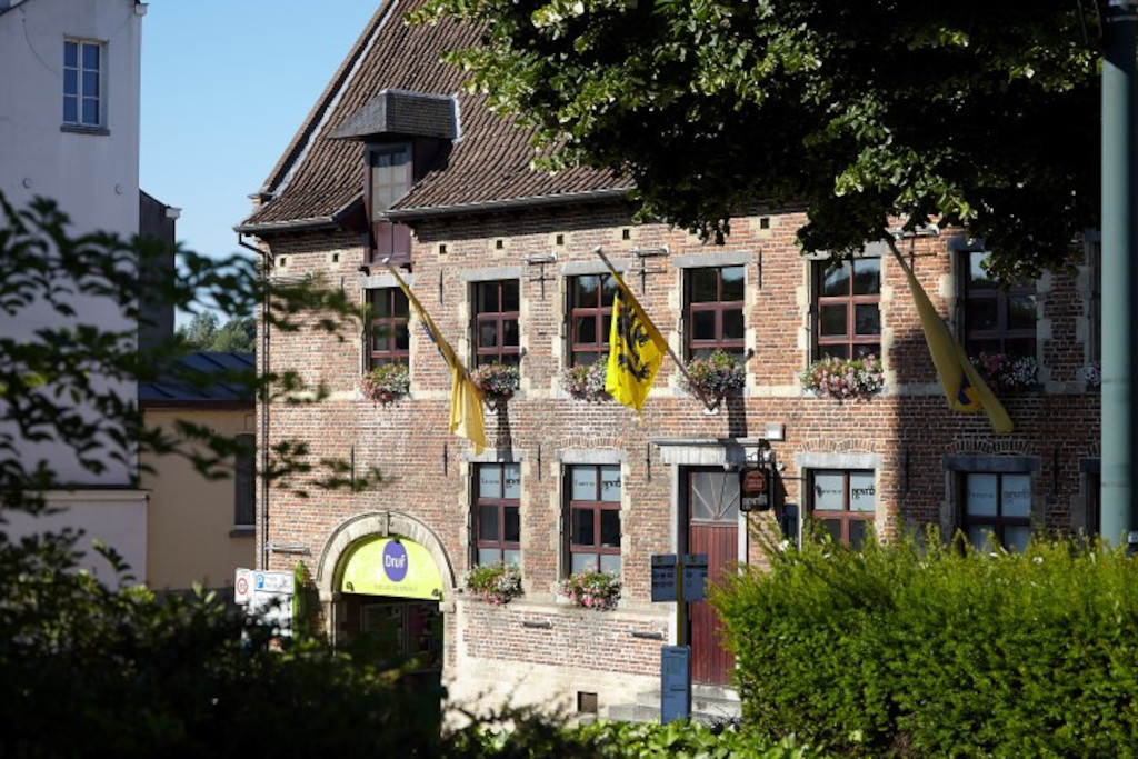 De erfgoedwandeling ‘Overijse anders bekeken’ toont Overijse in al zijn facetten: van een 17de -eeuwse patriciërswoning tot een modern administratief centrum in een voormalige graanmaalderij. Laat je meevoeren door de verhalen van Justius Lipsius en ga zeker ook een kijkje nemen in het bezoekerscentrum Dru!f waar je alle troeven van het mooie Overijse kan ontdekken.