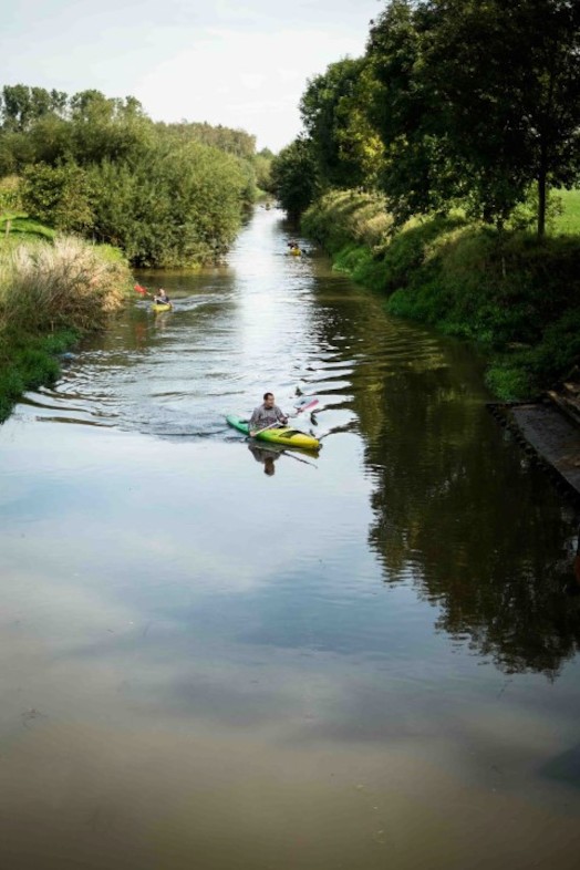 Wat is er leuker dan de omgeving te verkennen op het water? Chap’eau organiseert een afvaart van de Dijle van Korbeek-Dijle tot in Heverlee. Je vaart met de kano van de rand van het natuurgebied de "Doode Beemde" door een prachtige streek, tot het majestueuze kasteel van Arenberg. Wij zorgen voor transport van Overijse naar de startplaats en terug. De afvaart is zo’n 6 km lang en je doet er ongeveer 1,5 uur over. Na aankomst kan je via een mooi en rustig wandelpad langs de Dijle te voet of met de kickbike terugkeren naar de vertrekplaats (telkens 4km). Ofwel pikt de bus je op aan de aankomst en brengt je via een stop aan de vertrekplaats terug naar het Stationsplein.