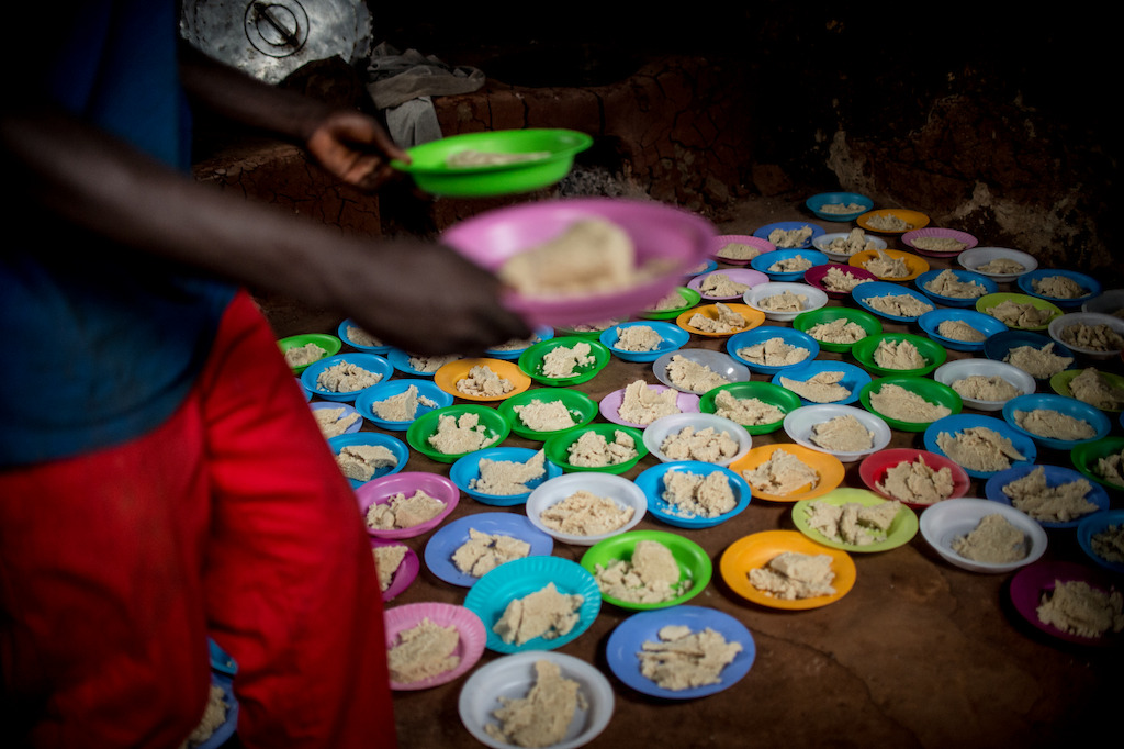 In the transit center in Lumasi, refugees wait until they are further relocated to one of the camps. Here they find shelter and food. Photographer: Ikram N'gadi