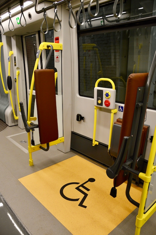 Plaats voor rolstoelgebruikers in de nieuwe Gentse Albatrostram. Dit is één van de manieren waarop deze tram bijdraagt tot een betere toegankelijkheid.