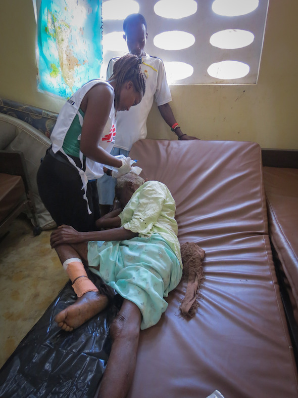 Medecins Sans Frontieres (MSF) Dr Clarisse Mpinganzima from Norway treats Annette, whose roof fell on her and her grandson during the hurricane at a clinic in Jérémie, Haiti. Photographer: Laura Bianchi/MSF