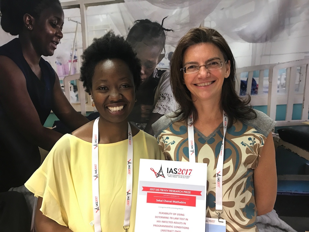 Chenai Mathabire (left), Zim nurse who scooped a prize for best research at IAS 2017. Photographer: MSF