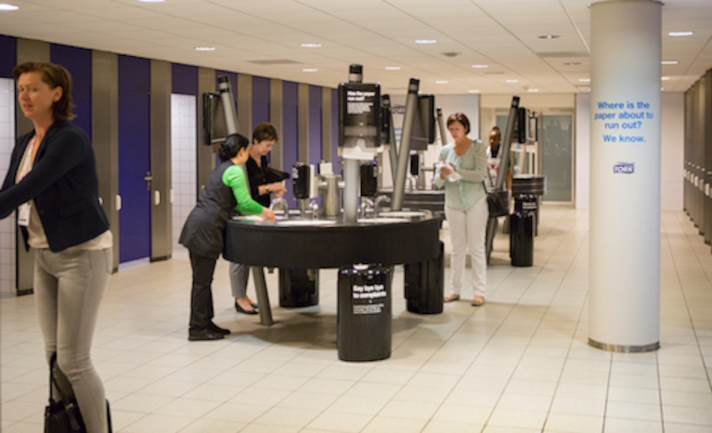 De grootste toiletruimte tijdens de beurs, de Holland wasruimte, kreeg een upgrade met het Tork EasyCube™ systeem.