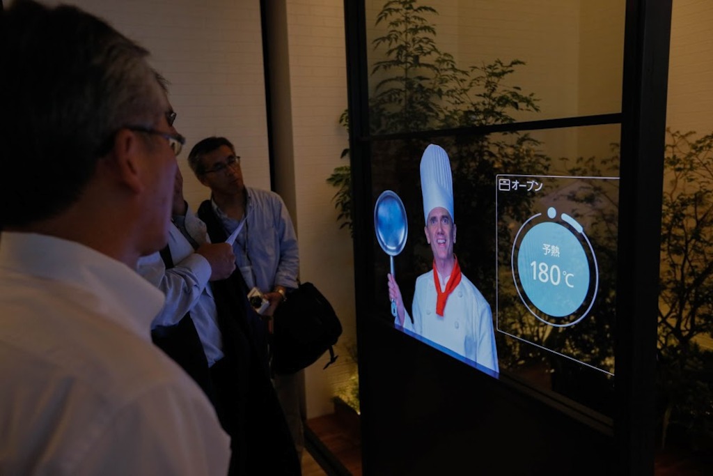 Concepto de mesa inteligente, una pantalla transparente muestra recetas y recomendaciones para la comida.