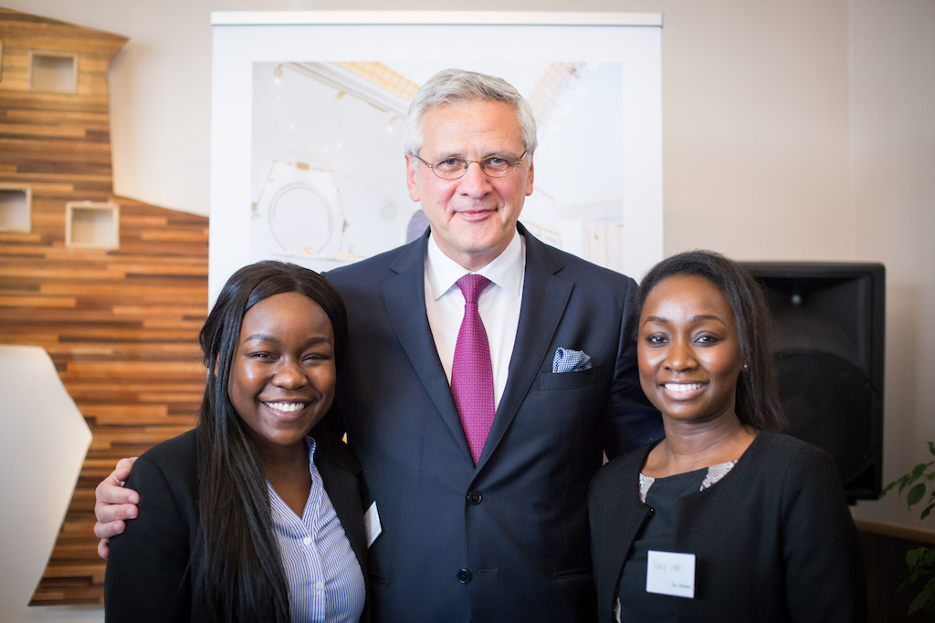 Kris Peeters (Vice-Premier Ministre et Ministre de l'Emploi) et Caroline et Nancy Lembe (clientes microStart)