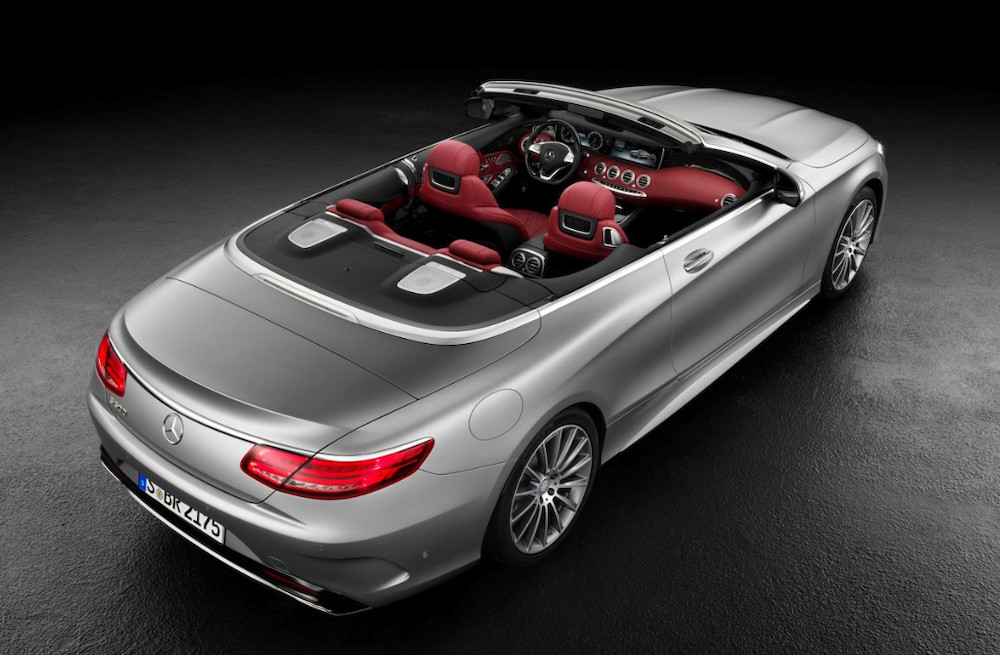 Mercedes-Benz viert 130ste verjaardag met topless modellen