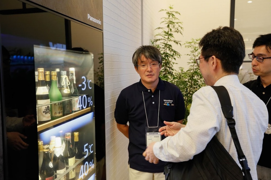 Compartimento interactivo para vinos y bebidas.