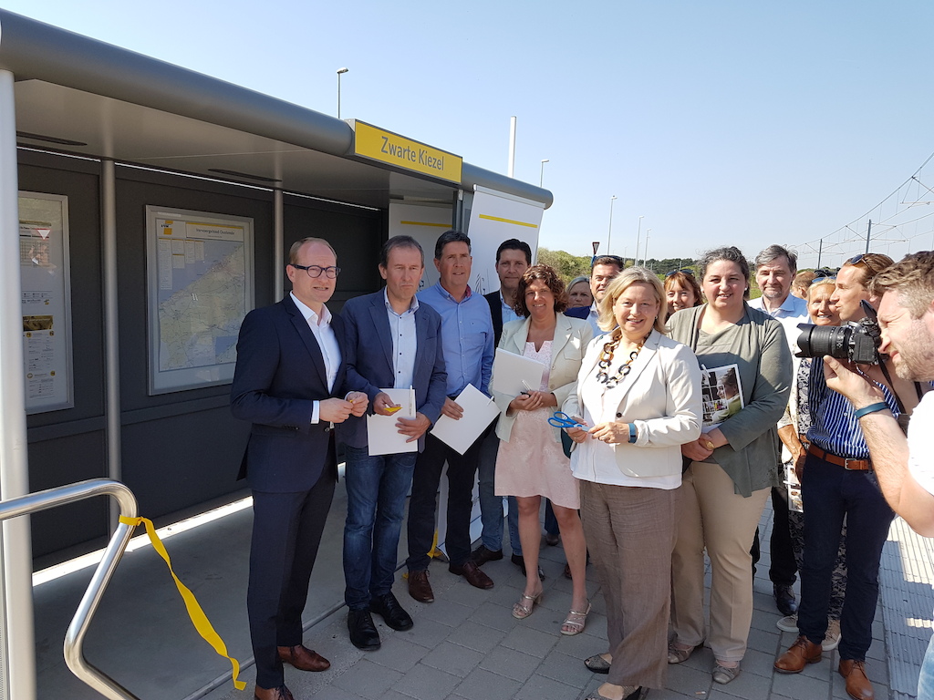 (vlnr) Vlaams Minister van Mobiliteit en burgemeester van De Haan Peter Breemersch bij het 1e vandalismebestendige schuilhuisje. (Foto: De Lijn)
