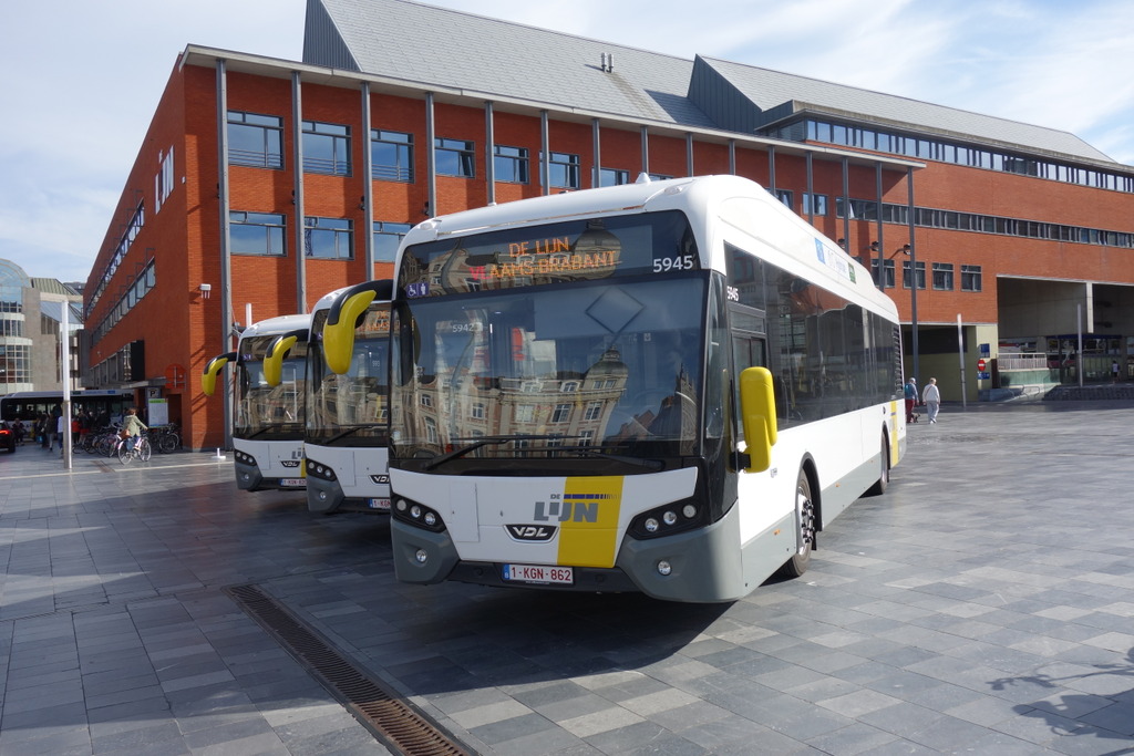 De eerste van 35 nieuwe hybride (dieselelektrische) bussen van De Lijn in Leuven.