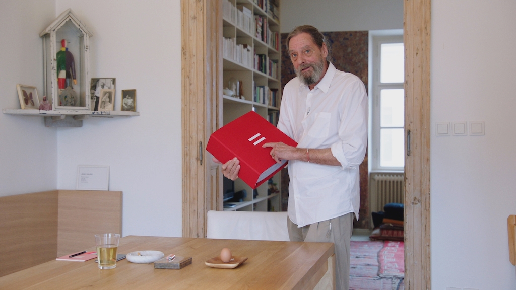 Ulay met album Canvasconnectie - (c) VRT
