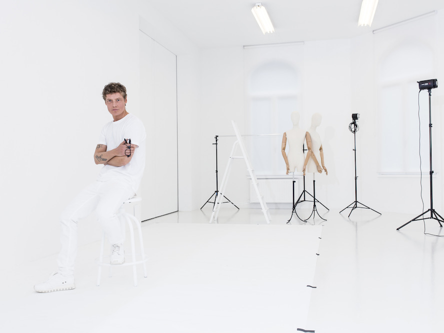 Bruno Pieters ontrafelt Antwerps modenetwerk met expo (Behind) the Clothes