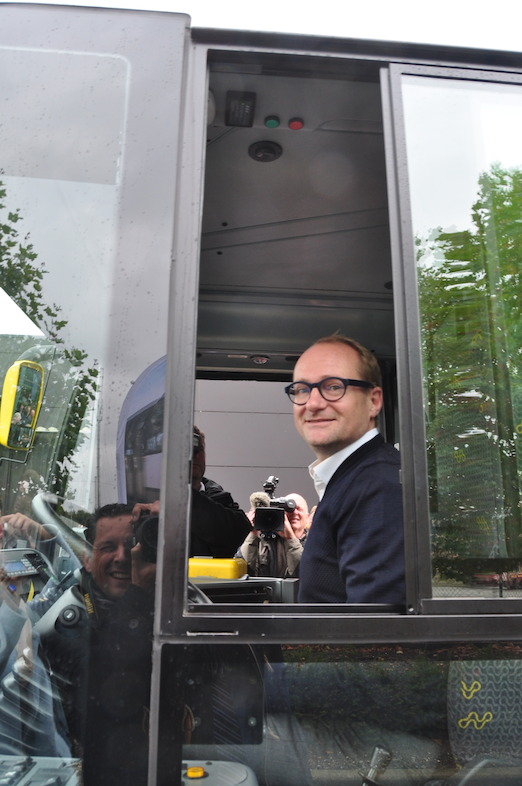 Vlaams minister van Mobiliteit Ben Weyts aan het stuur van een inductief geladen, volledig elektrische bus.