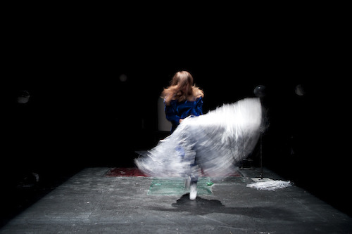 Miet Warlop - Dragging The Bone © Reinhout Hiel