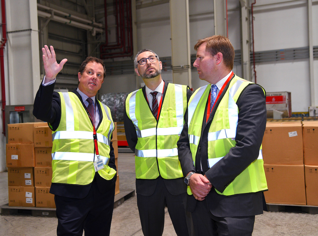 Australian Ambassador to the UAE (centre) at Emirates SkyCargo's Cool Chain facilities.
