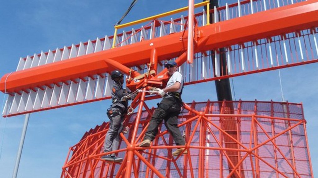 Installatie van de radar van Florennes door de technische diensten van Belgocontrol