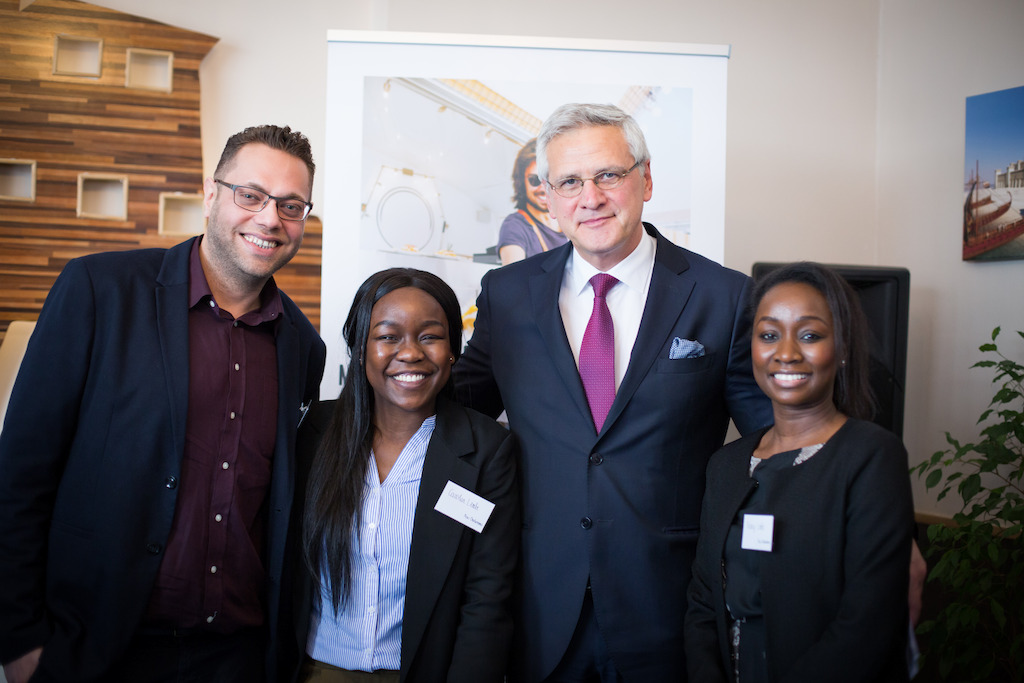 Muataz Al Zaim (client microStart/Impulskrediet), Kris Peeters (Vice-Premier Ministre et Ministre de l'Emploi) et Caroline et Nancy Lembe (clientes microStart)