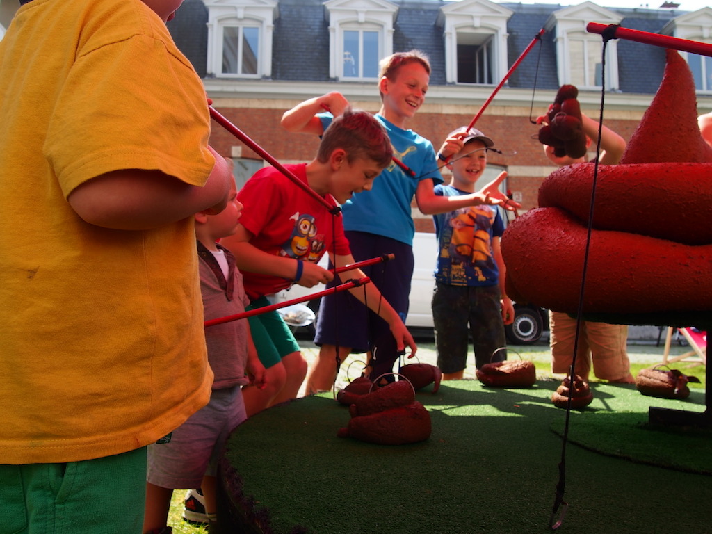 Drollen vissen in de museumtuin | Start zomerprogramma in de Museumspelstraat (c) Andy Merregaert
