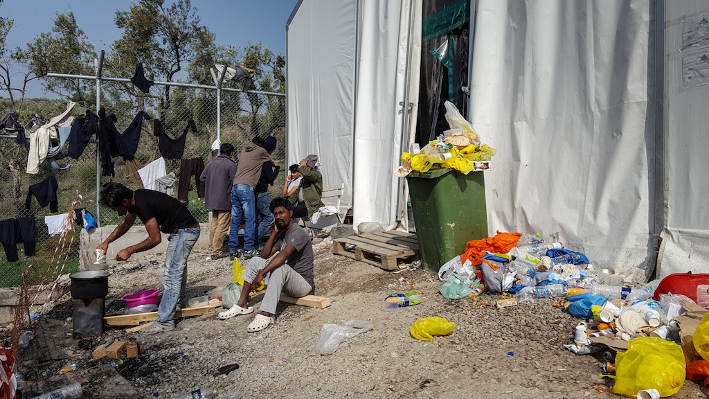 Les conditions de vie à Lesbos. 80 réfugiés vivent dans cette tente