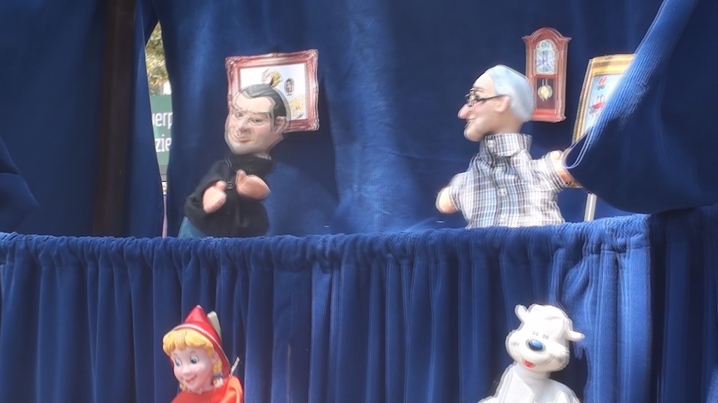 3. De poppenkast: "Ja, die lijkt op mij, hè!"<br/>Sorry voor alles (c) VRT