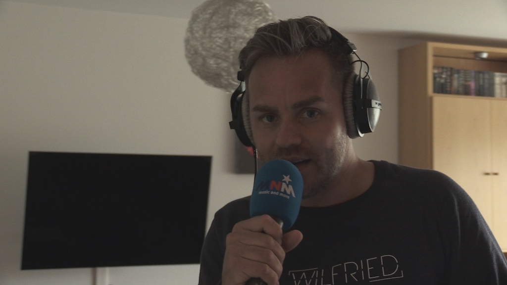 9. Live radio in huis met Peter Van de Veire<br/>Sorry voor alles (c) VRT