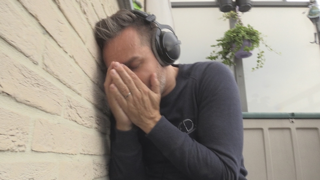 9. Live radio in huis met Peter Van de Veire<br/>Sorry voor alles (c) VRT