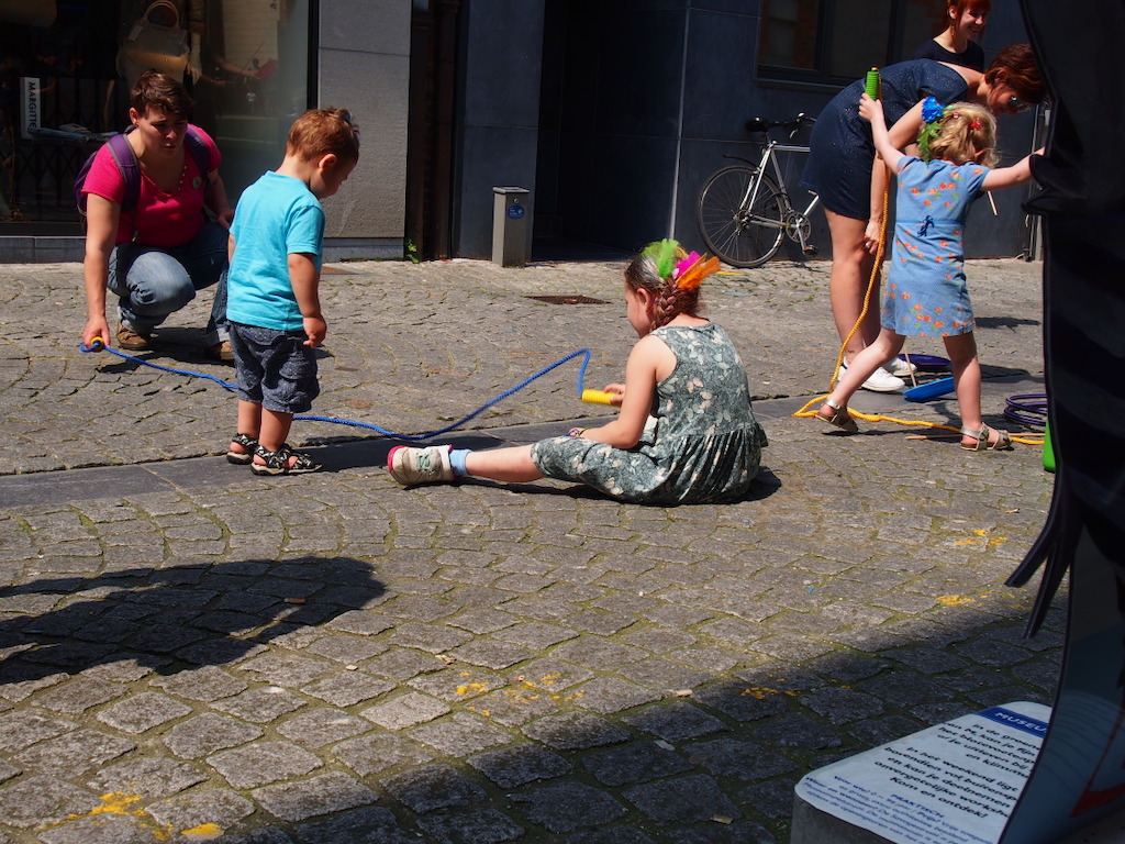 Hinkelen en touwtje springen in de Savoyestraat | Start zomerprogramma in de Museumspelstraat (c) Andy Merregaert