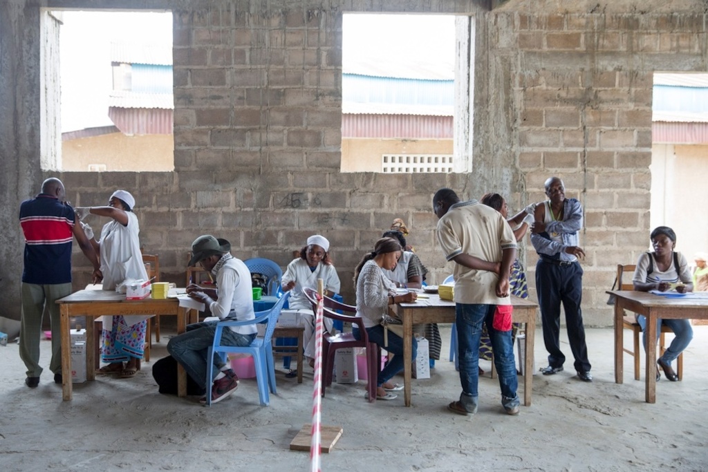 People are vaccinated against Yellow Fever by Medecins Sans Frontiers (MSF) in a church under construction in Matadi, DRC. Photographer: MSF
