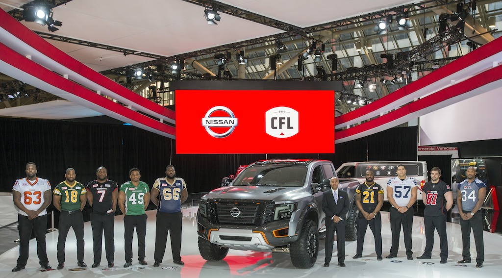 Gauche à droite: J. Olafioye (C.-B.); C. Watson (EDM); J. Turner (CGY); J. Knox Jr. (SSK); S. Bryant (WPG); Commissaire J. L. Orridge; S. Lawrence (HAM); T. Holmes (TOR); P. Lavoie (OTT); K. Hebert, (MTL). Crédit: Adam Gagnon - CFL.