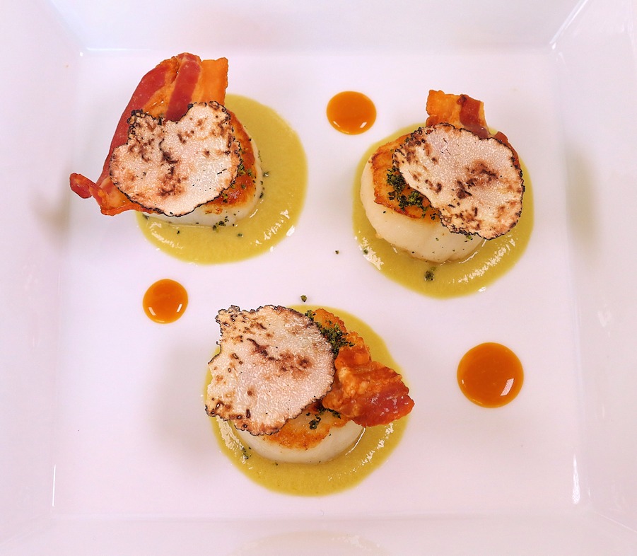 Capesante scottate con carciofi, bacon croccante, tartufo estivo e alga wakame