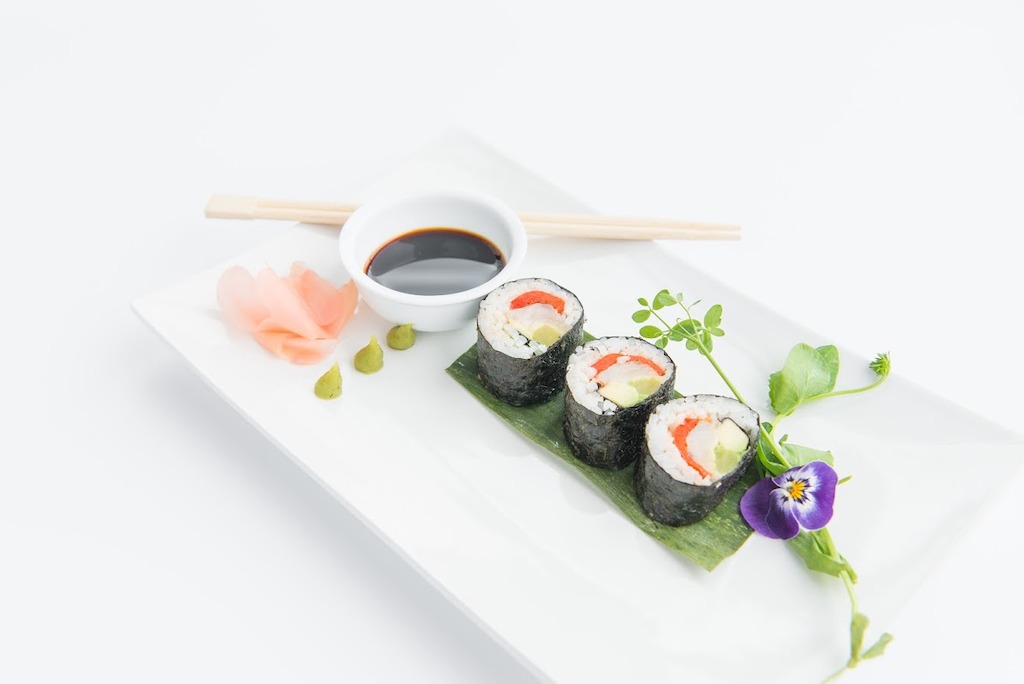 Bottarga - Sushi van gemarineerde makreel vergezeld van wakamé, Japanse radijs en wasabi.