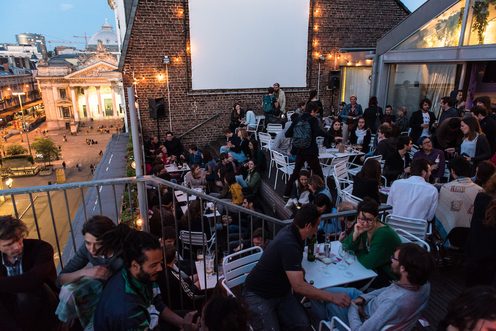 De 10de editie van Out Loud - Concerten, films & picknick op het mooiste dakterras van Brussel