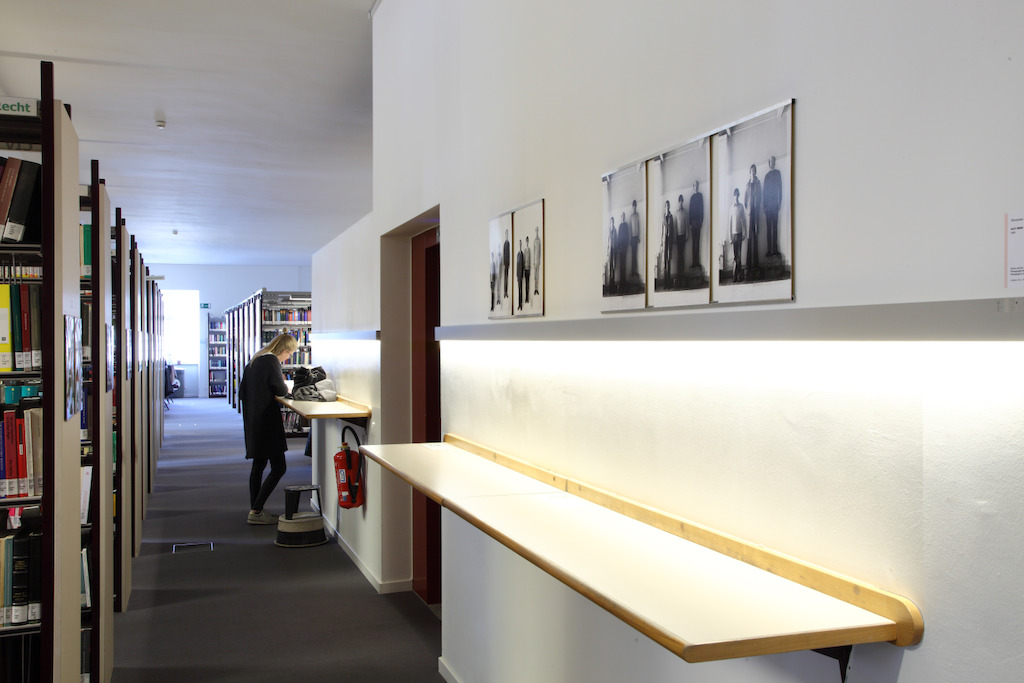 Installatiezicht 'Entre nous quelque chose se passe...' in de Bibliotheek Faculteit Rechtsgeleerdheid KU Leuven. <br/>Kunstenaar en werk: Guy Mees, Portretten (1970)<br/>Foto © Dirk Pauwels