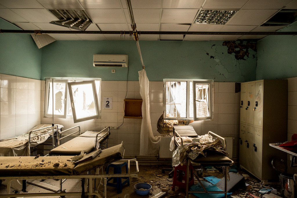 © Andrew Quilty<br/>Quelques murs détruits, des couvertures brulées et un reste d’espoir. C’est tout ce qu’il reste de l’hôpital de Médecins Sans Frontières à Kunduz après le bombardement de l’armée américaine le 3 octobre. 40 personnes – collaborateurs, patients et proches de patients- y ont trouvé la mort.