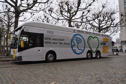 De eerste waterstofbus in België, bij de voorstelling op de Fr. Rooseveltplaats in Antwerpen. (foto: De Lijn)
