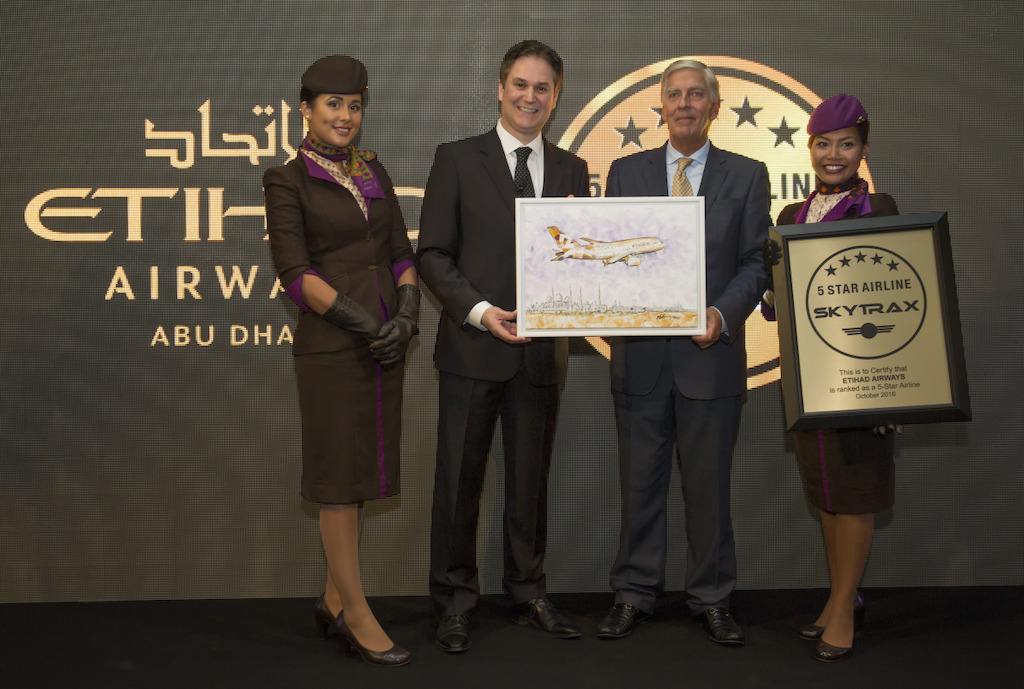 Peter Baumgartner, CEO d'Etihad Airways (à gauche) et Edward Plaisted, CEO de Skytrax (à droite)