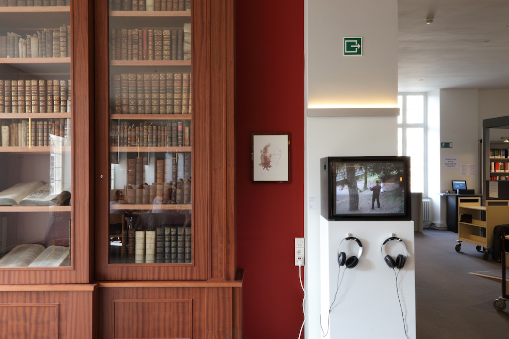 Installatiezicht 'Entre nous quelque chose se passe...' in de Bibliotheek Faculteit Rechtsgeleerdheid KU Leuven. <br/>Kunstenaar en werk: Ria Pacquée, Entre nous quelquec hose se passe... (2006)<br/>Foto © Dirk Pauwels