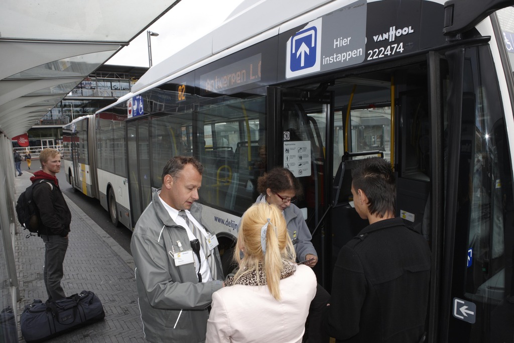 Controleurs van De Lijn controleren vervoerbewijzen. Foto: De Lijn.